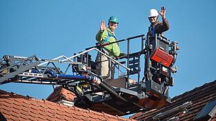 Zwei Mitarbeiter der Schreinerei verschraubten die Halterung und das Nest: Florian Kleber und Alexander Balasz. Zwei Mitarbeiter der Schreinerei verschraubten die Halterung und das Nest: Florian Kleber und Alexander Balasz.