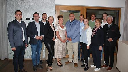 Thomas Brand (Mitte) ist nach nur drei Monaten von seinem Amt als CSU-Ortsvorsitzender zurückgetreten. Manfred Duschinger (6.v.r.) übernimmt den Vorsitz kommissarisch. Foto: Astrid Fischer-Stahl