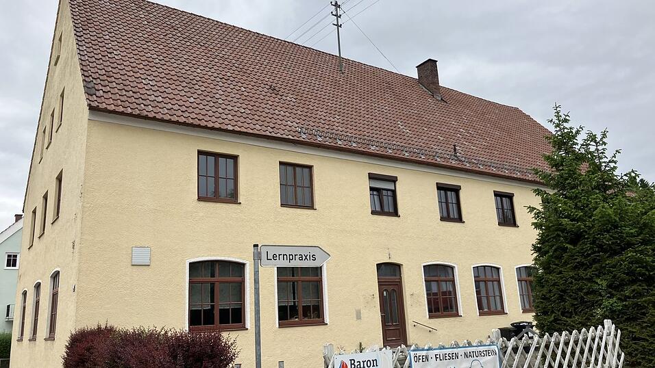 Der Marktrat hat sich jetzt auf ein Nutzungskonzept für die Räume im Gebäude der ehemaligen Pizzeria „Pinocchio“ in der Oberen Hauptstraße geeinigt. Dort soll ein „Haus der Begegnung“ für alle Generationen entstehen. Für weitere dazu notwendige Umbauten sollen Mittel in den Haushalt 2026 eingestellt werden. Der Marktrat hat sich jetzt auf ein Nutzungskonzept für die Räume im Gebäude der ehemaligen Pizzeria „Pinocchio“ in der Oberen Hauptstraße geeinigt. Dort soll ein „Haus der Begegnung“ für alle Generationen entstehen. Für weitere dazu notwendige Umbauten sollen Mittel in den Haushalt 2026 eingestellt werden.