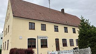 Der Marktrat hat sich jetzt auf ein Nutzungskonzept für die Räume im Gebäude der ehemaligen Pizzeria „Pinocchio“ in der Oberen Hauptstraße geeinigt. Dort soll ein „Haus der Begegnung“ für alle Generationen entstehen. Für weitere dazu notwendige Umbauten sollen Mittel in den Haushalt 2026 eingestellt werden. Der Marktrat hat sich jetzt auf ein Nutzungskonzept für die Räume im Gebäude der ehemaligen Pizzeria „Pinocchio“ in der Oberen Hauptstraße geeinigt. Dort soll ein „Haus der Begegnung“ für alle Generationen entstehen. Für weitere dazu notwendige Umbauten sollen Mittel in den Haushalt 2026 eingestellt werden.