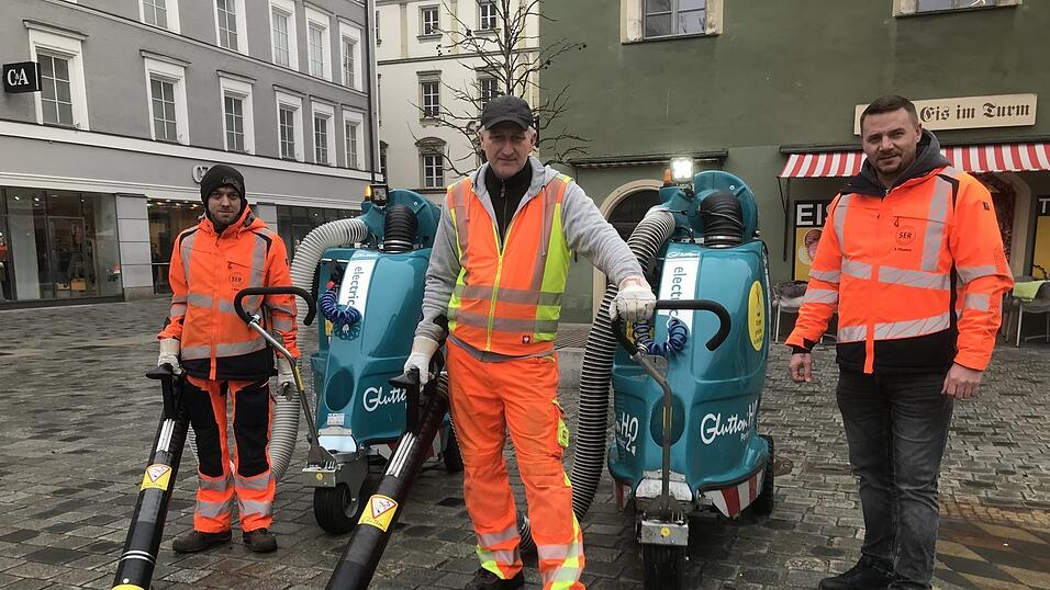 Sind froh dar&uuml;ber, jetzt zwei leistungsstarke Staubsauger f&uuml;r die Reinigung des Stadtplatzes und seiner Seitengassen zu haben (v.l.): Florian B&ouml;sl, Igor Flat und Roman Pflaumer von der SER.