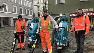 Sind froh dar&uuml;ber, jetzt zwei leistungsstarke Staubsauger f&uuml;r die Reinigung des Stadtplatzes und seiner Seitengassen zu haben (v.l.): Florian B&ouml;sl, Igor Flat und Roman Pflaumer von der SER.