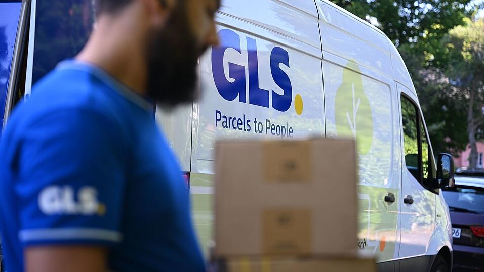 Die Pakete, die der GLS-Paketbote gerade trägt, sind nicht sehr schwer - andere Sendungen auf seinen Touren dürften schwerer sein. Die Pakete, die der GLS-Paketbote gerade trägt, sind nicht sehr schwer - andere Sendungen auf seinen Touren dürften schwerer sein.