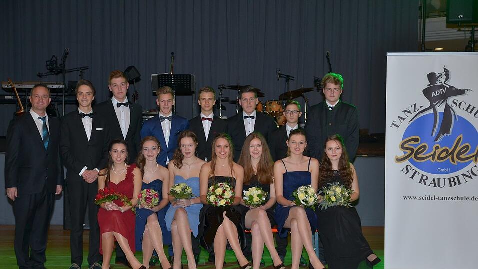Die Bilder vom Abschlussball der Tanzschule Seidel in der Fraunhofer-Halle am 28. November. Die Bilder vom Abschlussball der Tanzschule Seidel in der Fraunhofer-Halle am 28. November.