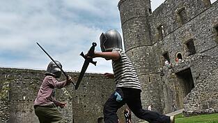 Kleine Ritter kämpfen in der großen Burg: Philipp und Finn üben sich im Schwertkampf auf Harlech Castle in Gwynedd. Kleine Ritter kämpfen in der großen Burg: Philipp und Finn üben sich im Schwertkampf auf Harlech Castle in Gwynedd.