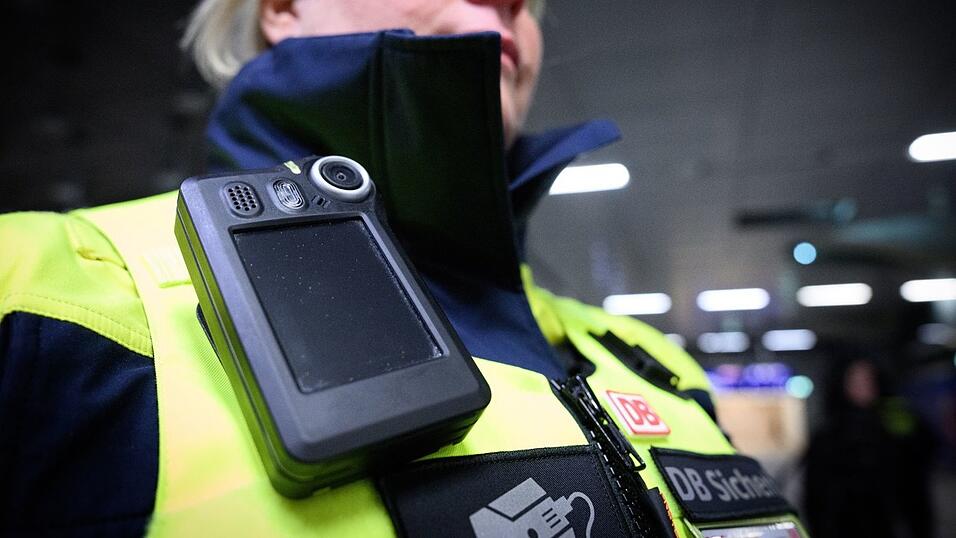 Alle Mitarbeiter mit Kundenkontakt sollen auch im Fernverkehr und an den Bahnh&ouml;fen auf freiwilliger Basis mit Bodycams ausgestattet werden. (Archivbild)