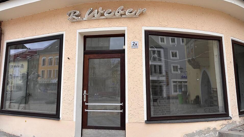 In den ehemaligen Korbwarenhandel Weber soll demnächst ein neuer Pächter einziehen, kündigt Bürgermeister Martin Stoiber an. Über den Namen schweigt er sich aus. Nur so viel: „Er wird zur Belebung des Marktplatzes beitragen“. In den ehemaligen Korbwarenhandel Weber soll demnächst ein neuer Pächter einziehen, kündigt Bürgermeister Martin Stoiber an. Über den Namen schweigt er sich aus. Nur so viel: „Er wird zur Belebung des Marktplatzes beitragen“.