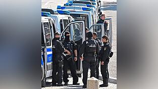 Die Anzahl der Straftaten gegen Polizisten steigt. Die Anzahl der Straftaten gegen Polizisten steigt.