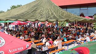 Unter dem großen Fallschirm ließ es sich trotz der hohen Temperaturen beim Sommerfest auf dem Vorplatz der Hopfenlandhalle gut aushalten. Der Marktrat gab nun grünes Licht für eine Neuauflage im nächsten Jahr. Unter dem großen Fallschirm ließ es sich trotz der hohen Temperaturen beim Sommerfest auf dem Vorplatz der Hopfenlandhalle gut aushalten. Der Marktrat gab nun grünes Licht für eine Neuauflage im nächsten Jahr.