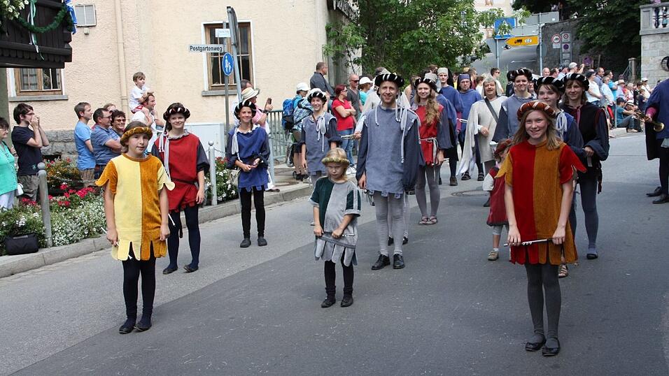 Die schönsten Augenblicke des historischen Drachenstich-Festzuges 2016. Die schönsten Augenblicke des historischen Drachenstich-Festzuges 2016.