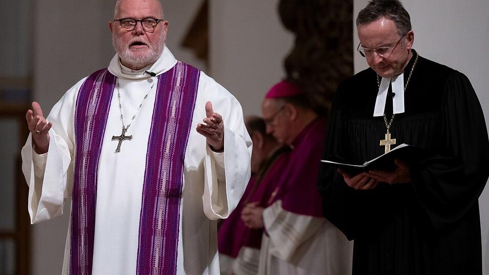 Christian Kopp (r), Landesbischof der Evangelisch-Lutherischen Kirche in Bayern, und Kardinal Reinhard Marx, Erzbischof von München und Freising, in der Münchner Frauenkirche bei einem ökumenischen Gottesdienst für die Opfer des Münchner Anschlags auf eine Gewerkschaftskundgebung Christian Kopp (r), Landesbischof der Evangelisch-Lutherischen Kirche in Bayern, und Kardinal Reinhard Marx, Erzbischof von München und Freising, in der Münchner Frauenkirche bei einem ökumenischen Gottesdienst für die Opfer des Münchner Anschlags auf eine Gewerkschaftskundgebung