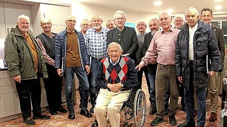 Der Männerchor mit Chorleiter und Bürgermeister Christian Pröbst und 3. Bürgermeister Bernd Scheumaier waren zur Verabschiedung gekommen.