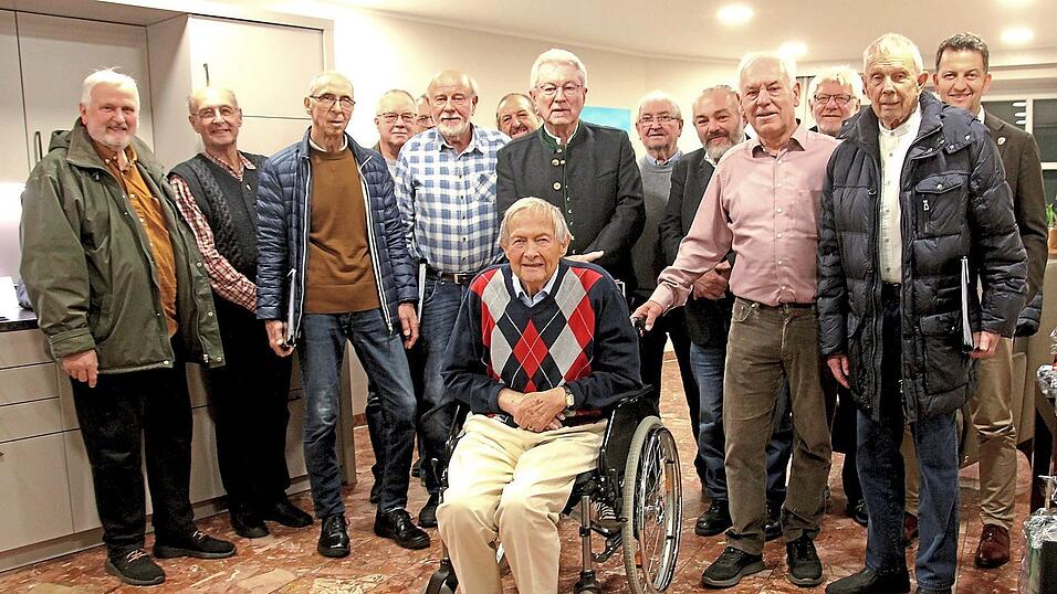 Der Männerchor mit Chorleiter und Bürgermeister Christian Pröbst und 3. Bürgermeister Bernd Scheumaier waren zur Verabschiedung gekommen.