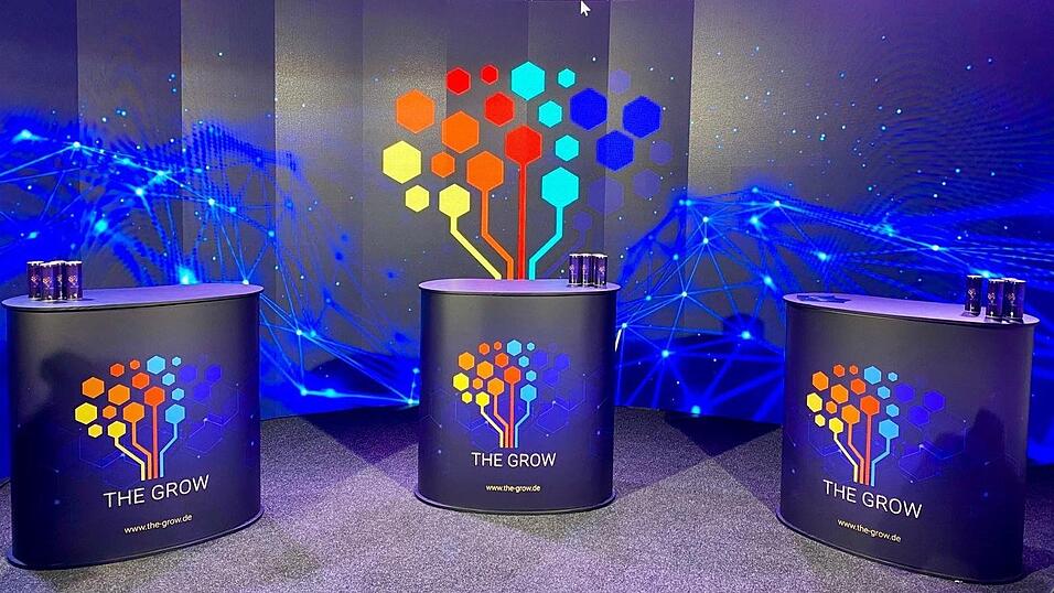 Leere Rednerpulte bei The Grow als Symbol: Euphorischen Erfolgsmeldungen folgte eine Insolvenz, &uuml;ber die jetzt gestritten wird.