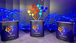 Leere Rednerpulte bei The Grow als Symbol: Euphorischen Erfolgsmeldungen folgte eine Insolvenz, &uuml;ber die jetzt gestritten wird.