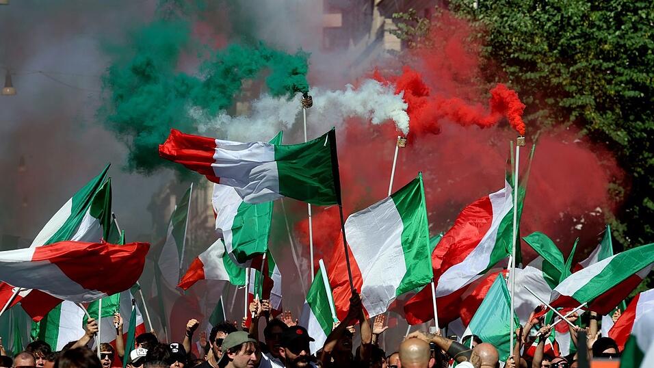 Der Protest steht dem Motto «Remigration und Rückeroberung». Der Protest steht dem Motto «Remigration und Rückeroberung».