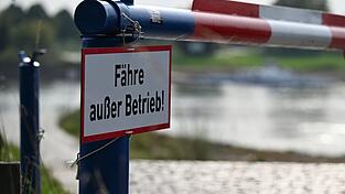 Das Wetter ist schön sonnig, doch der Ausflug endet an der Schranke statt auf der Rheinfähre nach Zons. (Archivbild) Das Wetter ist schön sonnig, doch der Ausflug endet an der Schranke statt auf der Rheinfähre nach Zons. (Archivbild)