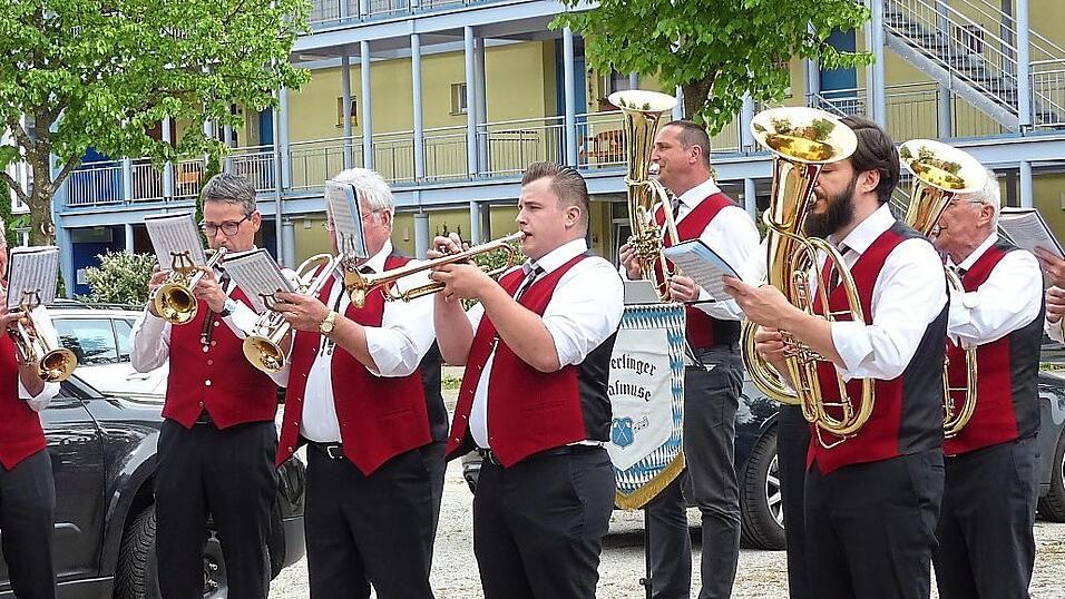 Auftritte der 'Doafmuse', wie hier im Schierlinger Seniorenheim, sind derzeit kaum m&ouml;glich.