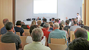 Abermals war der Straßkirchener Ratssaal gut besucht, denn das Interesse vonseiten der Bevölkerung am Donnerstagabend war groß. Abermals war der Straßkirchener Ratssaal gut besucht, denn das Interesse vonseiten der Bevölkerung am Donnerstagabend war groß.