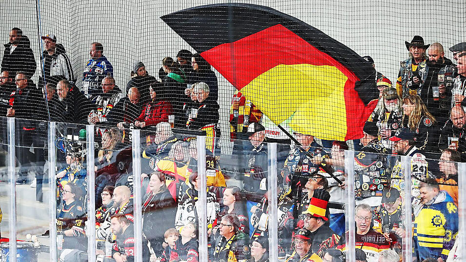 Die deutschen Fans in der Fanatec-Arena in Landshut.