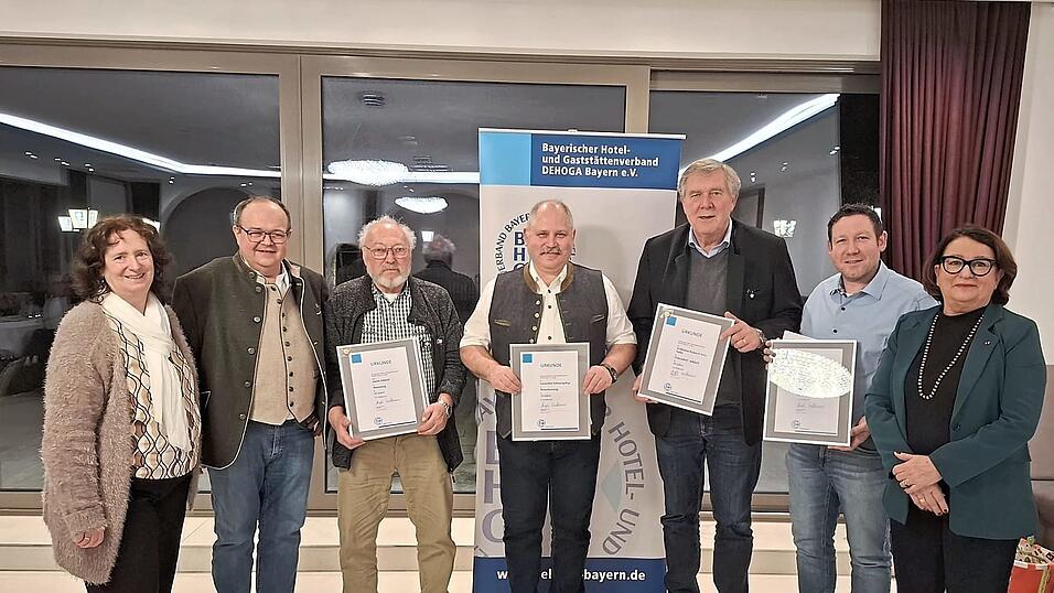 Auszeichnungen wurden f&uuml;r die langj&auml;hrige Treue zur DEHOGA &uuml;berreicht.