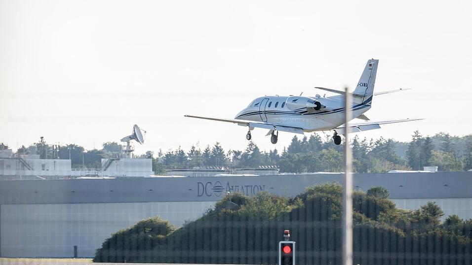 Ein Privatjet landet auf dem Flughafen Oberpfaffenhofen bei M&uuml;nchen.
