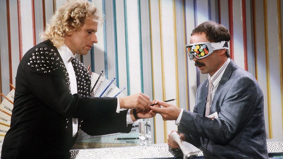 Moderator Thomas Gottschalk (links) reichte seinem Wettkandidaten 1988 einen Buntstift - es war der damalige Chefredakteur des Satiremagazins 'Titanic', der vorgab, die Farbe am Geschmack erkennen zu können. Was natürlich nicht geht. Er schummelte. Moderator Thomas Gottschalk (links) reichte seinem Wettkandidaten 1988 einen Buntstift - es war der damalige Chefredakteur des Satiremagazins 'Titanic', der vorgab, die Farbe am Geschmack erkennen zu können. Was natürlich nicht geht. Er schummelte.