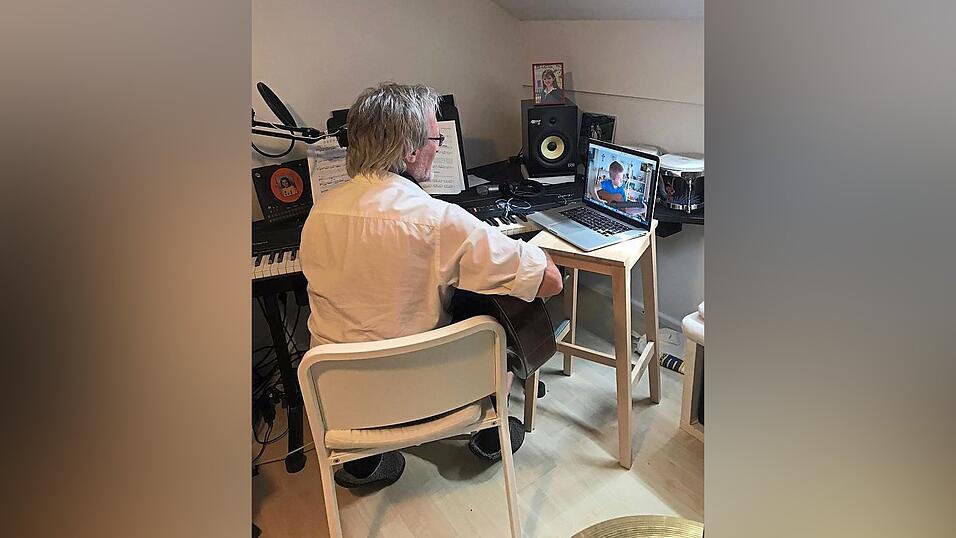 Schulleiter Manfred Göttl beim live- Unterricht per Skype mit seinem Musikschüler Johannes Habereder. Schulleiter Manfred Göttl beim live- Unterricht per Skype mit seinem Musikschüler Johannes Habereder.
