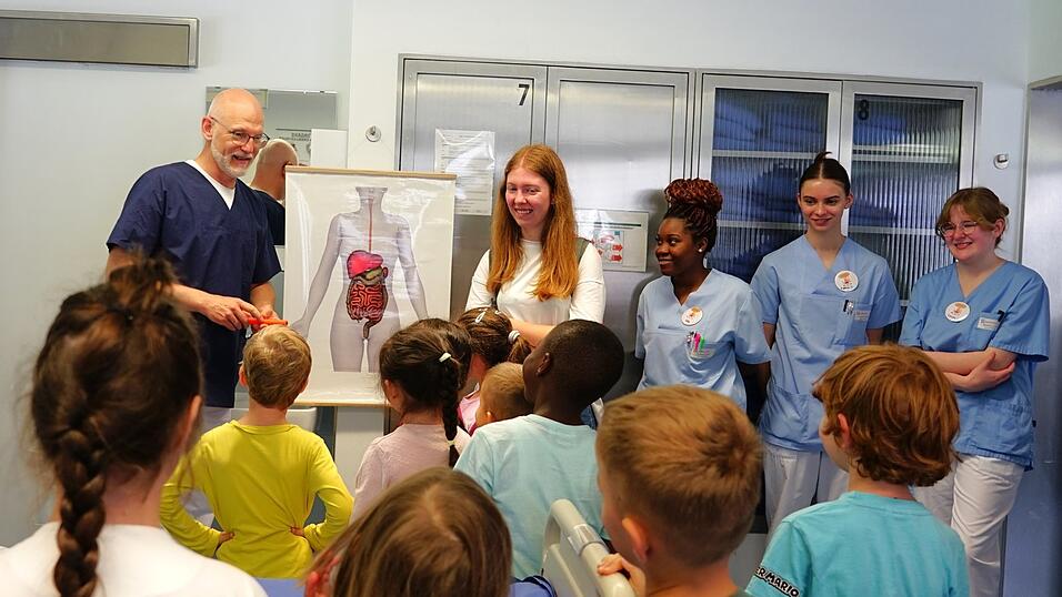 Chefarzt Dr. med. Mathias Grohmann in der Endoskopie beim diesjährigen Besuch der Vorschulkinder des Kindergartens Hummelburg, Bogen. Chefarzt Dr. med. Mathias Grohmann in der Endoskopie beim diesjährigen Besuch der Vorschulkinder des Kindergartens Hummelburg, Bogen.