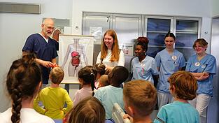 Chefarzt Dr. med. Mathias Grohmann in der Endoskopie beim diesjährigen Besuch der Vorschulkinder des Kindergartens Hummelburg, Bogen.