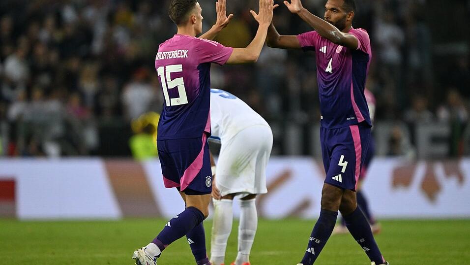 Zwei, die sich verstehen auf dem Platz: Nico Schlotterbeck (l) und Jonathan Tah.