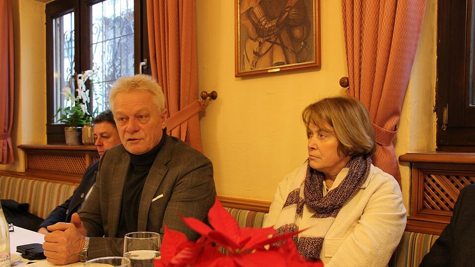 Der Haibacher Alois Rainer (Mitte) ist seit Mai Bundeslandwirtschaftsminister. Zusammen mit Parteikollegen aus Stadt und Landkreis, rechts von ihm stellvertretende Landrätin Barbara Unger, blickt er bei einer Pressekonferenz auf das vergangene Jahr zurück. Der Haibacher Alois Rainer (Mitte) ist seit Mai Bundeslandwirtschaftsminister. Zusammen mit Parteikollegen aus Stadt und Landkreis, rechts von ihm stellvertretende Landrätin Barbara Unger, blickt er bei einer Pressekonferenz auf das vergangene Jahr zurück.