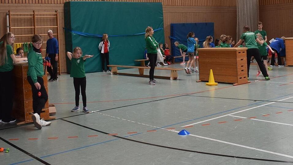 Gleichzeitig an drei Stationen wurde der Wurf mit dem Heuler absolviert.