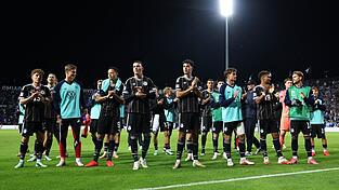 Die deutsche Nationalmannschaft nach dem 0:0 in Griechenland. Die deutsche Nationalmannschaft nach dem 0:0 in Griechenland.