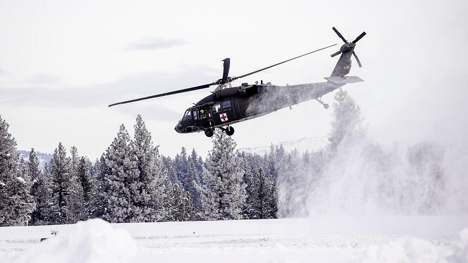 Tagelanges Schneetreiben behinderte die Bergungsaktion. Tagelanges Schneetreiben behinderte die Bergungsaktion.