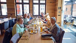 Zw&ouml;lf Mitglieder der Chamer Altstadtfreunde beim traditionellen Zwirlessen im Randsbergerhof. Heuer findet das zum ersten Mal getrennt von der Jahresversammlung statt.