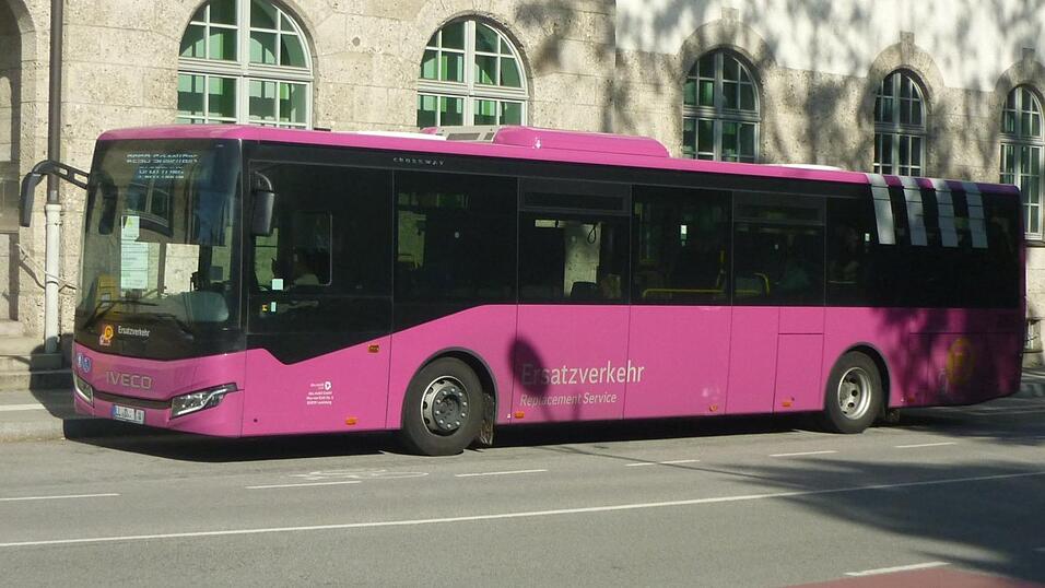 Ein Fahrzeug des Schienenersatzverkehrs. Am Montagmorgen hätte auf einem davon auch „Saunabus“ draufstehen können. Ein Fahrzeug des Schienenersatzverkehrs. Am Montagmorgen hätte auf einem davon auch „Saunabus“ draufstehen können.
