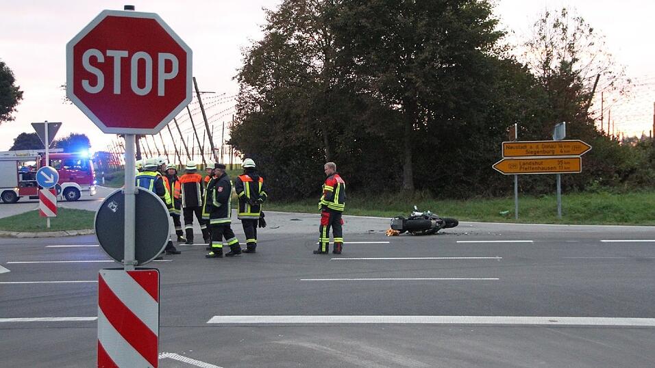Tragischer Verkehrsunfall am Samstag auf der B299 bei Siegenburg (Kreis Kelheim). Tragischer Verkehrsunfall am Samstag auf der B299 bei Siegenburg (Kreis Kelheim).