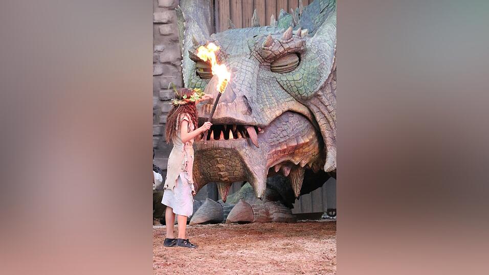 Bilder der Gruppe 'Gr&uuml;n' des Drachenstich-Festspiels.
