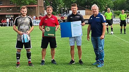 Die Abteilungsleitung des TV Waldm&uuml;nchen um Stefan Umlauf, Hans-J&uuml;rgen Umlauf und Marcus Gra&szlig;l mit BFV-Vertreter Karl-Heinz S&ouml;lch (von links) bei der Verleihung der Auszeichnungen