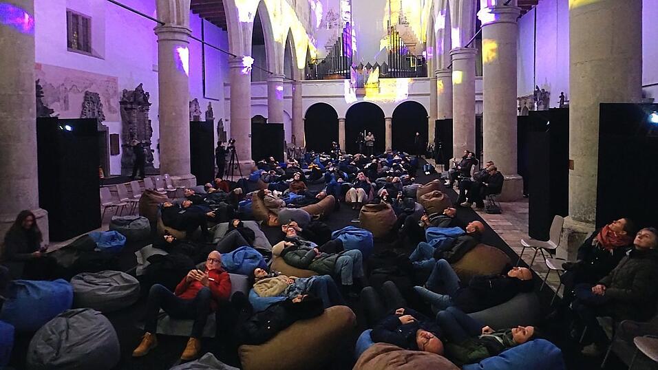 Mit Blick nach oben lagen die Besucher auf Sitzsäcken.