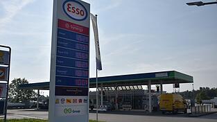 Pächterwechsel und neue Markenfarben: Die Vilsbiburger Esso-Tanke. Pächterwechsel und neue Markenfarben: Die Vilsbiburger Esso-Tanke.