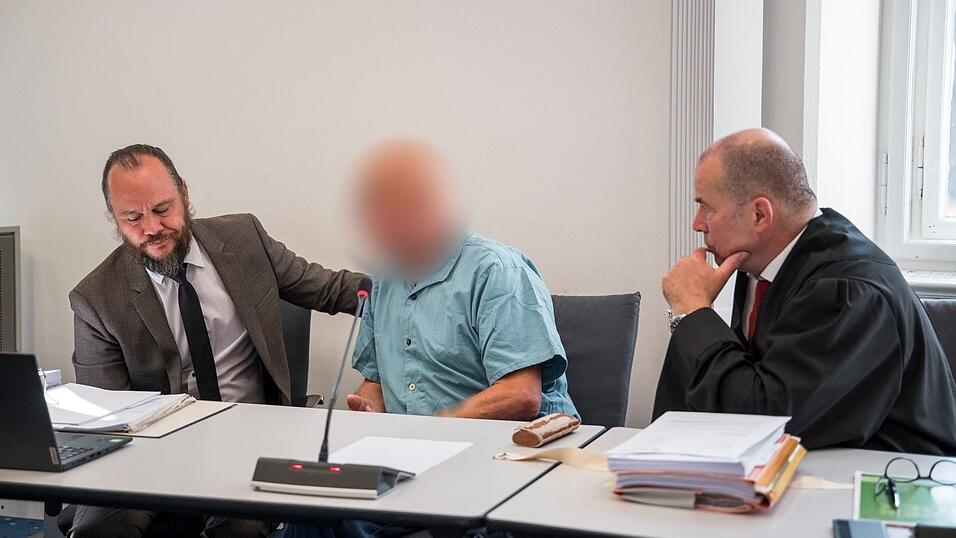 Die Verteidiger des Mannes, Christian Barthelmes (l.) und Thomas Drehsen (r.), hatten für den 74-Jährigen einen Freispruch aus Mangel an Beweisen gefordert. (Archivbild) Die Verteidiger des Mannes, Christian Barthelmes (l.) und Thomas Drehsen (r.), hatten für den 74-Jährigen einen Freispruch aus Mangel an Beweisen gefordert. (Archivbild)