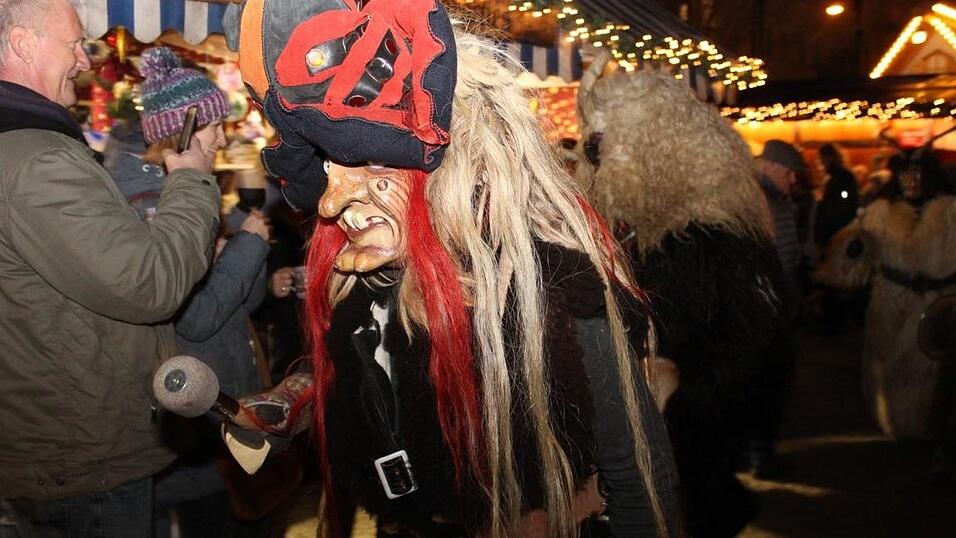 Die Perchtengruppe 'Frisinger Fratz'n' trat am Mittwochabend auf dem Landshuter Christkindlmarkt auf. Die Perchtengruppe 'Frisinger Fratz'n' trat am Mittwochabend auf dem Landshuter Christkindlmarkt auf.