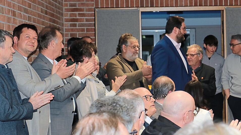 Applaus für den neuen Landrat Tobias Beck (Mitte, stehend) Applaus für den neuen Landrat Tobias Beck (Mitte, stehend)