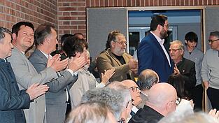 Applaus für den neuen Landrat Tobias Beck (Mitte, stehend) Applaus für den neuen Landrat Tobias Beck (Mitte, stehend)