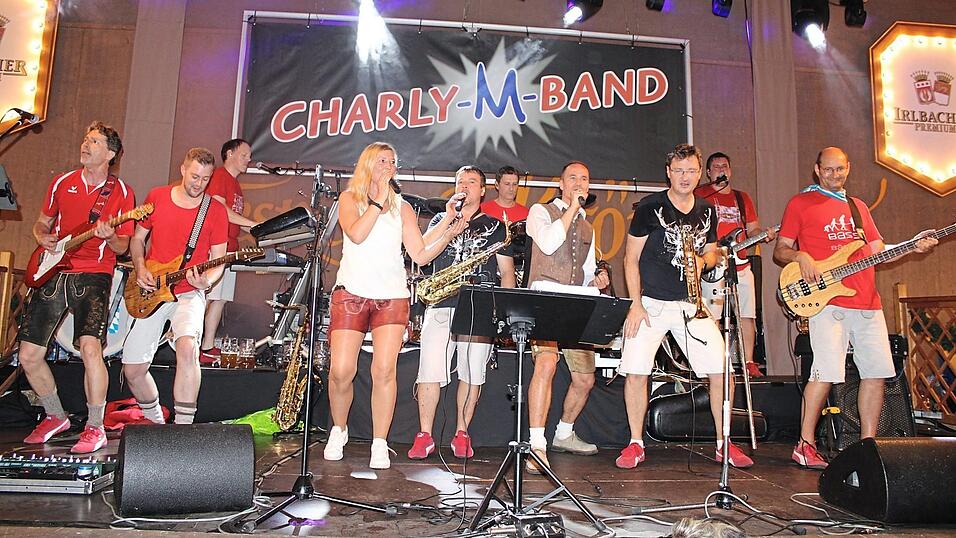 Ohne Zugabe lassen die Fans die Musiker der Charly-M-Band nicht von der B&uuml;hne.