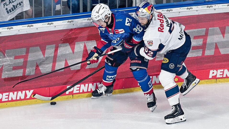 Alexander Ehl und Patrick Hager k&auml;mpfen um den Puck - am Ende hatte Mannheim die Nase vorn. (Archivbild)