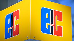 Einer der Betrüger wurde gefilmt, als mit einer gestohlenen EC-Karte Geld abheben wollte. (Symbolbild) Einer der Betrüger wurde gefilmt, als mit einer gestohlenen EC-Karte Geld abheben wollte. (Symbolbild)