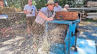 Die Arbeit an der Windmühle zeigte sich als staubige Angelegenheit. Die Arbeit an der Windmühle zeigte sich als staubige Angelegenheit.